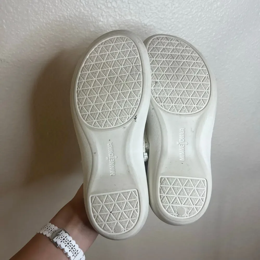Minnetonka Silverthorne Prism Thong Sandals 570100 in White WOMENS 9_5